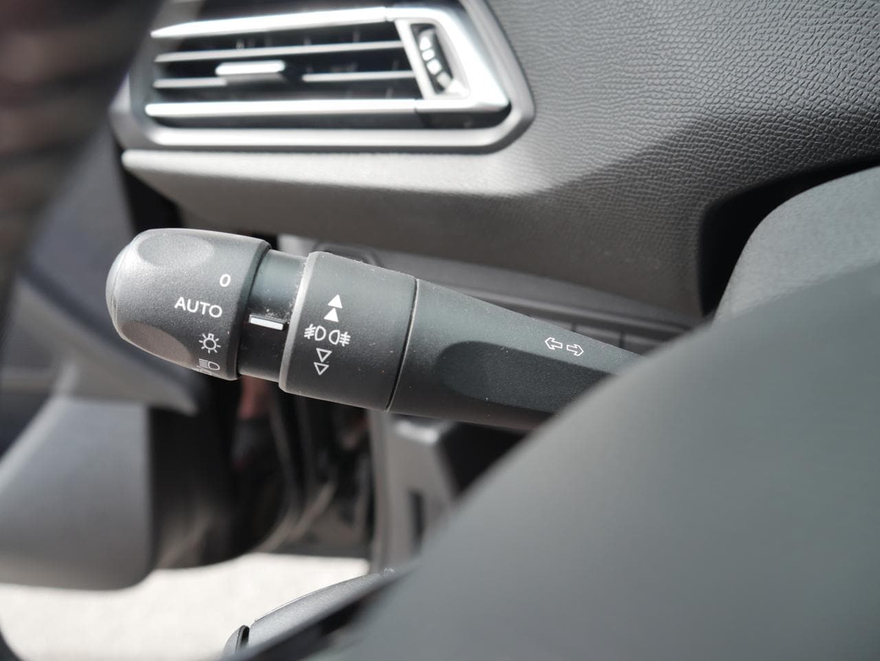 2016 Peugeot 308 - 16