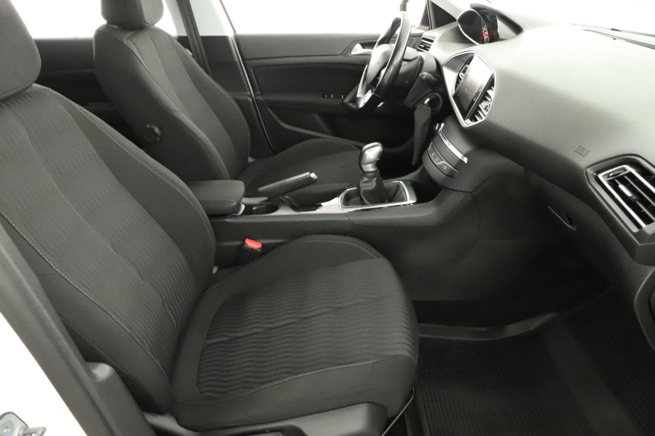 2017 Peugeot 308 - 11