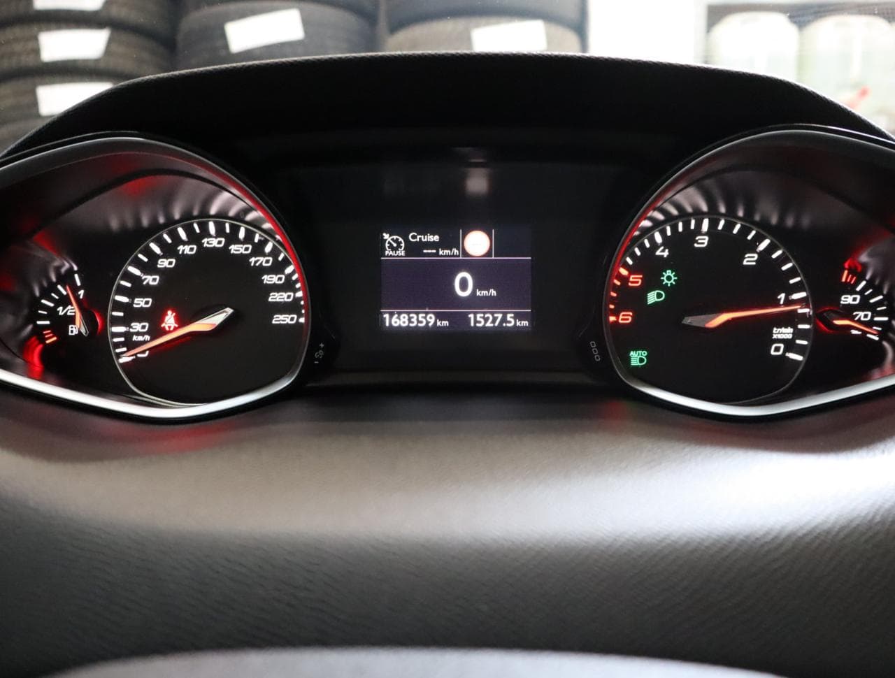 2018 Peugeot 308 - 17
