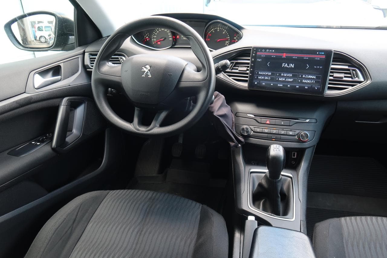 2016 Peugeot 308 - 17