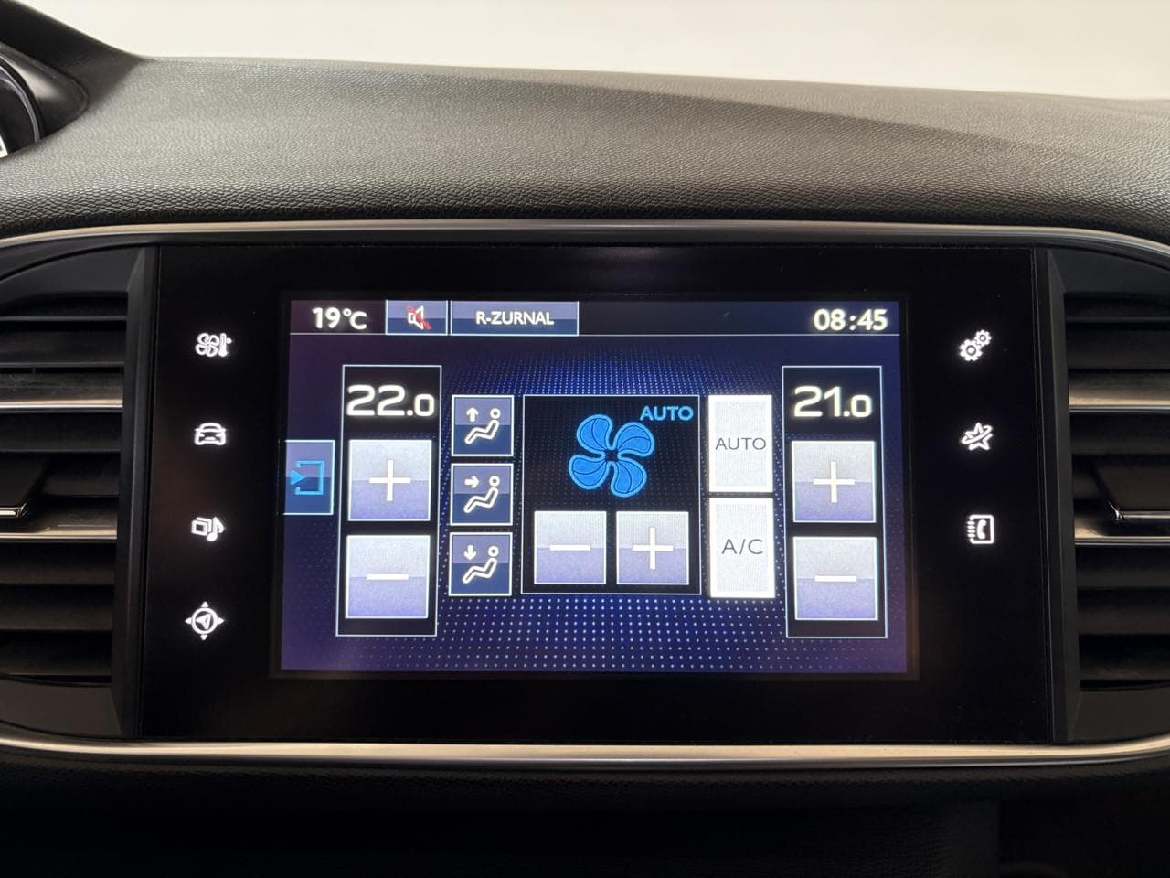 2016 Peugeot 308 - 15