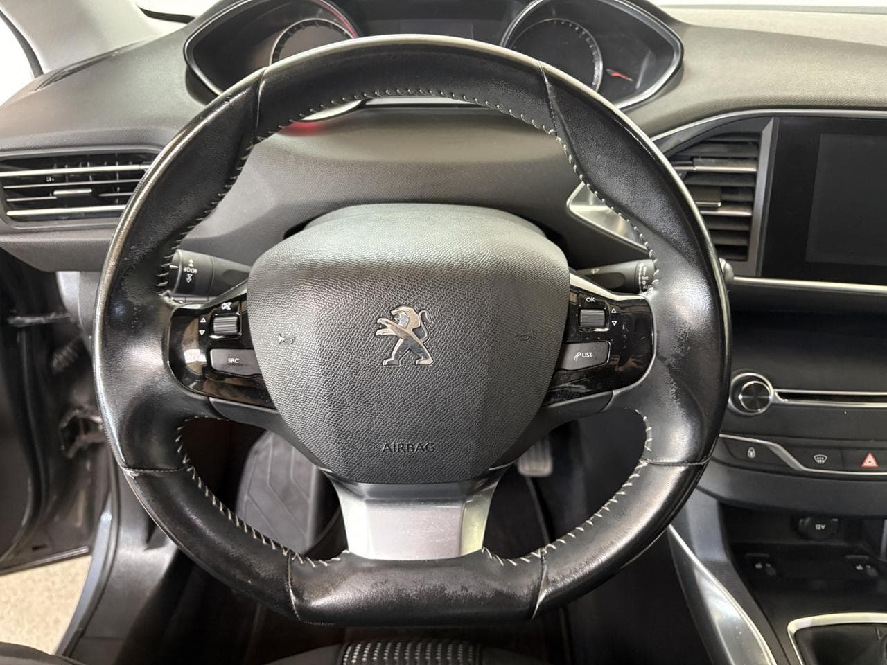 2016 Peugeot 308 - 16