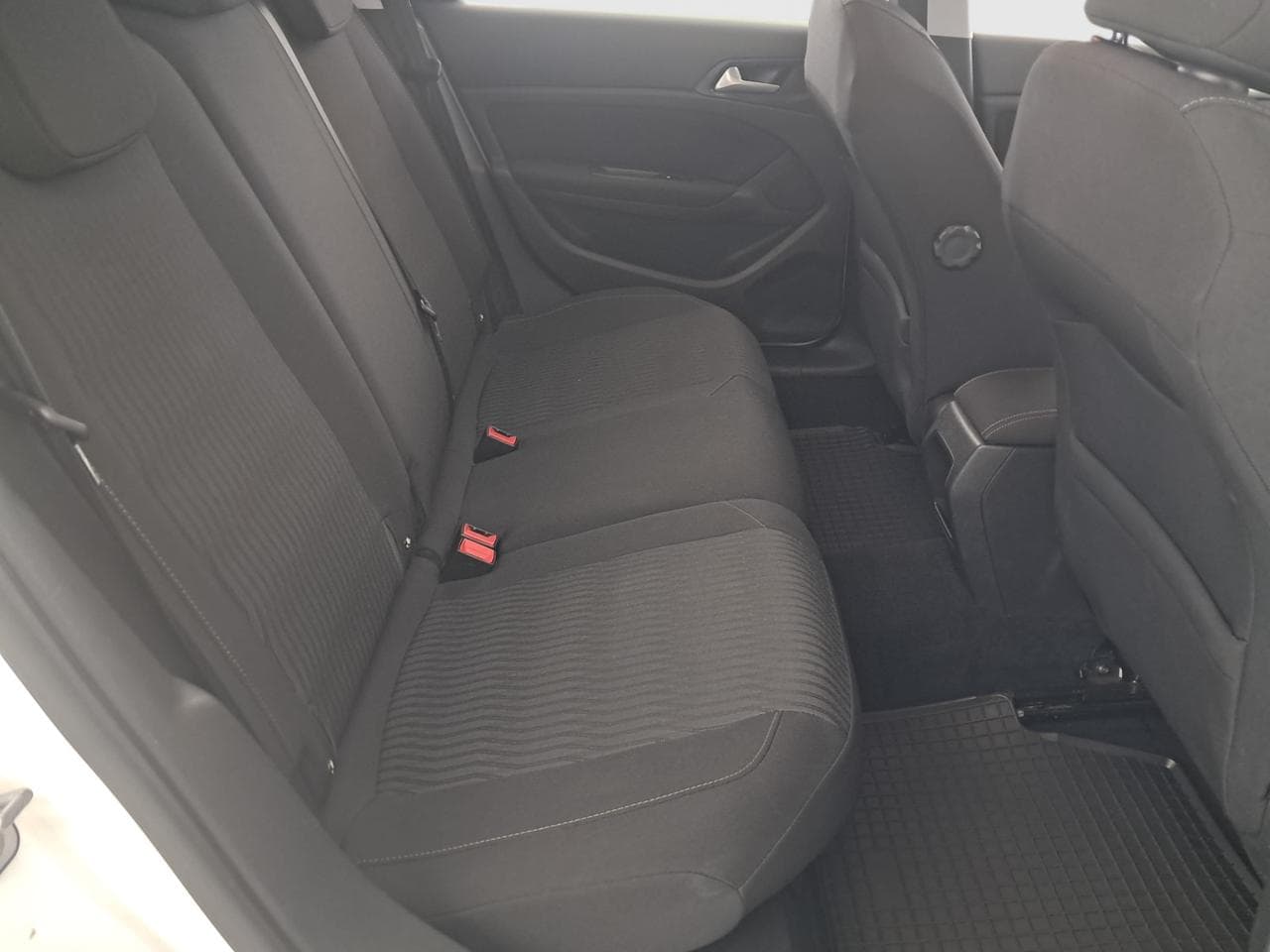 2017 Peugeot 308 - 13
