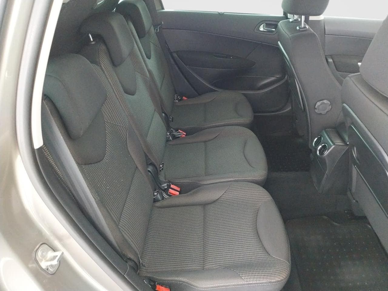 2013 Peugeot 308 - 13