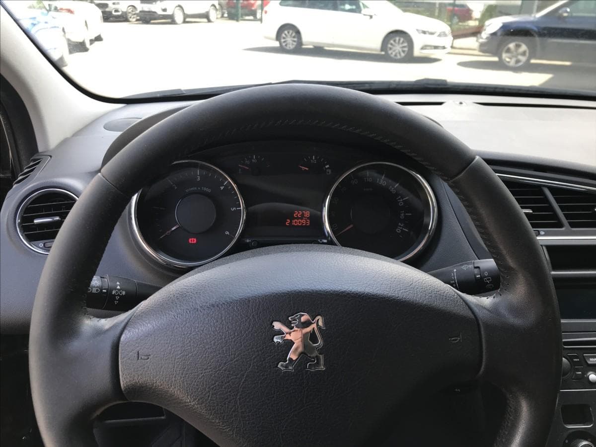 2010 Peugeot 5008 - 11