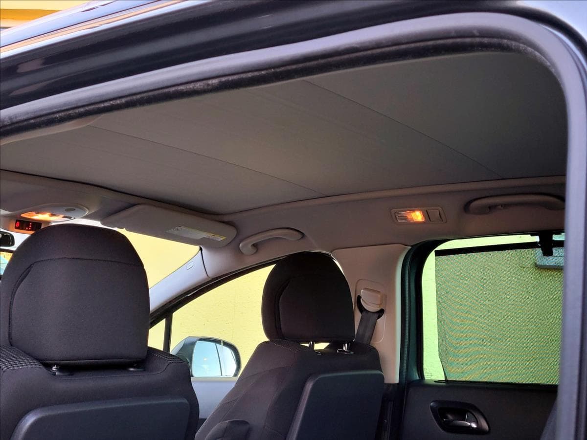 2011 Peugeot 5008 - 15