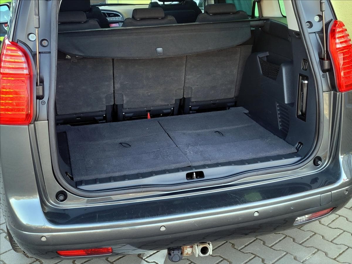 2011 Peugeot 5008 - 11