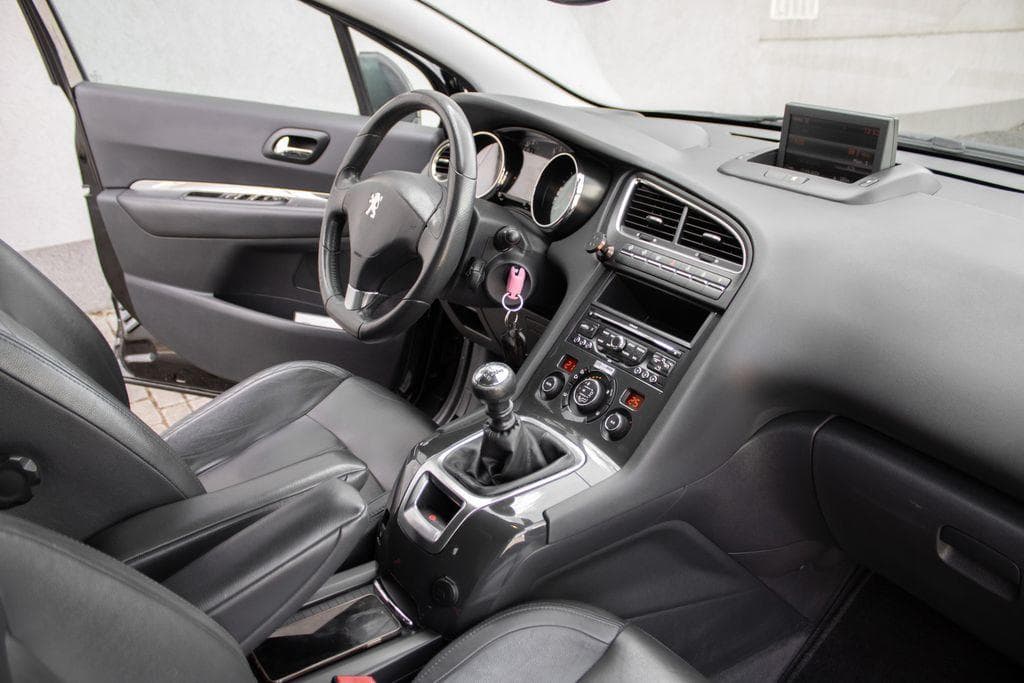 2011 Peugeot 5008 - 11
