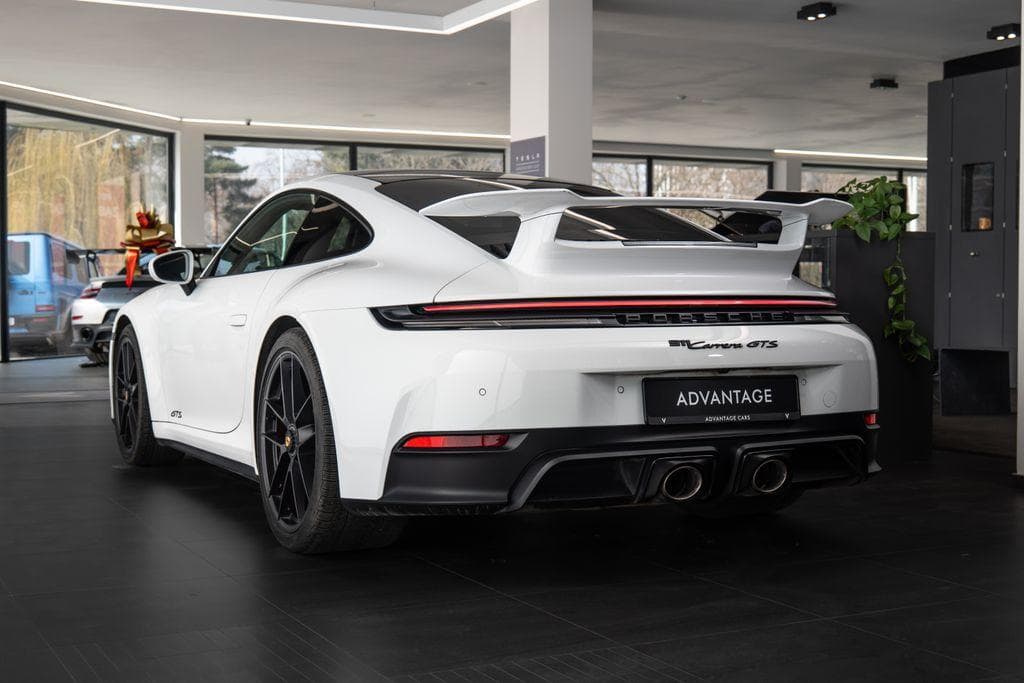 2025 Porsche 911 - 4