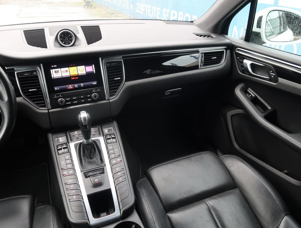 2017 Porsche MACAN - 11