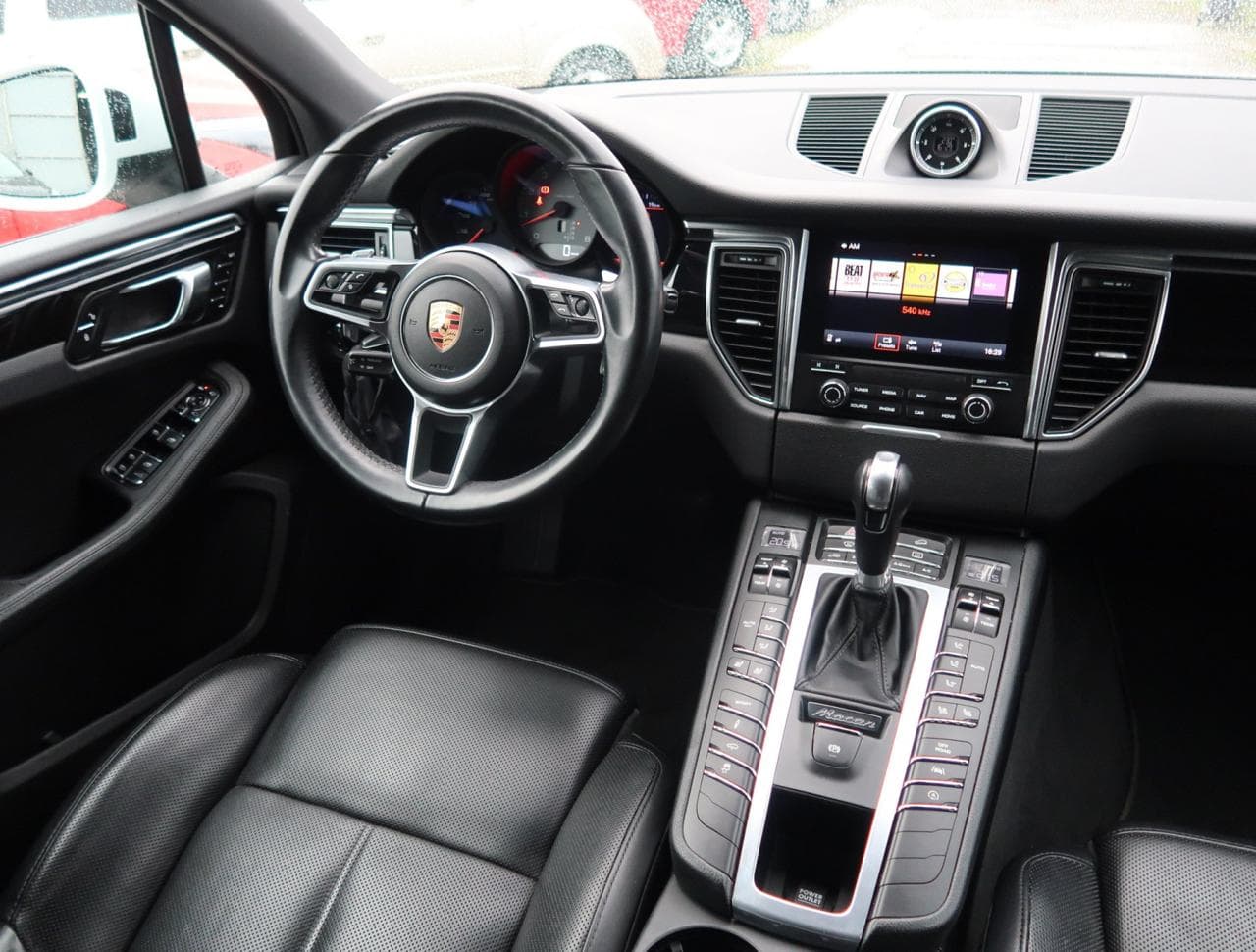 2017 Porsche MACAN - 9