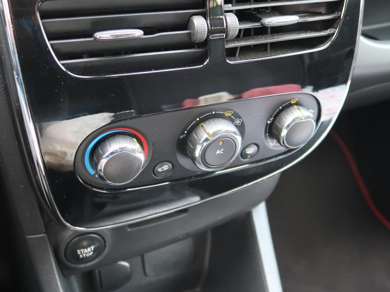 2014 Renault Clio - 18