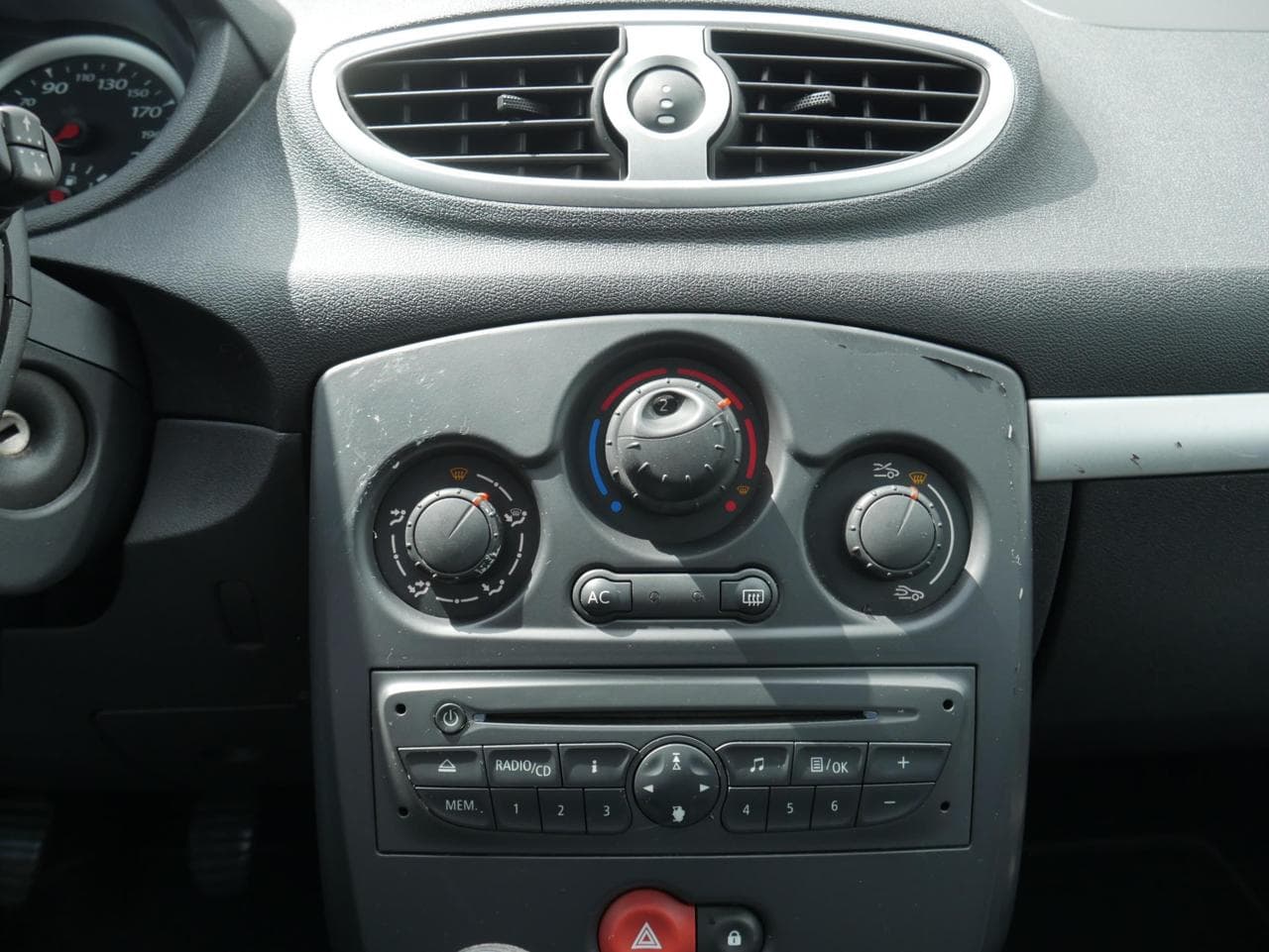 2011 Renault CLIO - 25