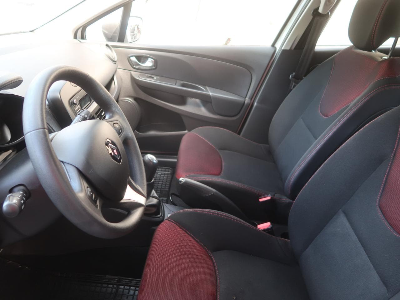 2015 Renault CLIO - 16
