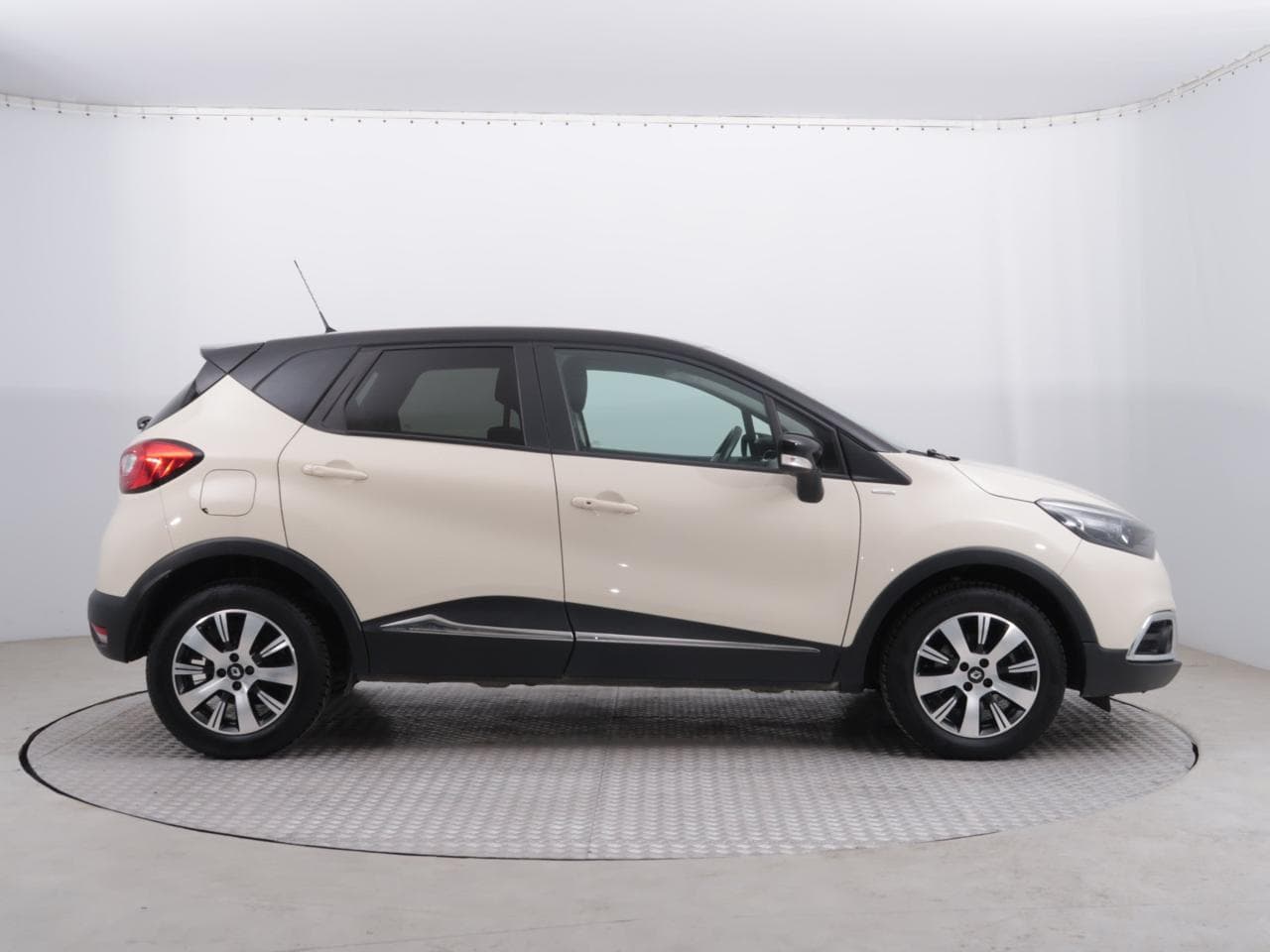 2016 Renault CAPTUR - 8