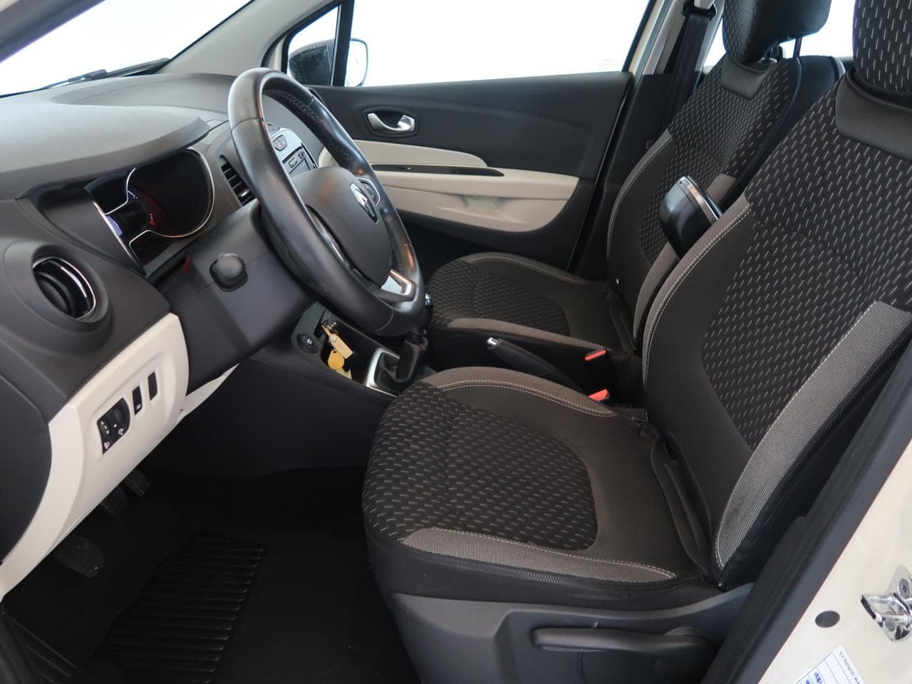 2018 Renault CAPTUR - 16