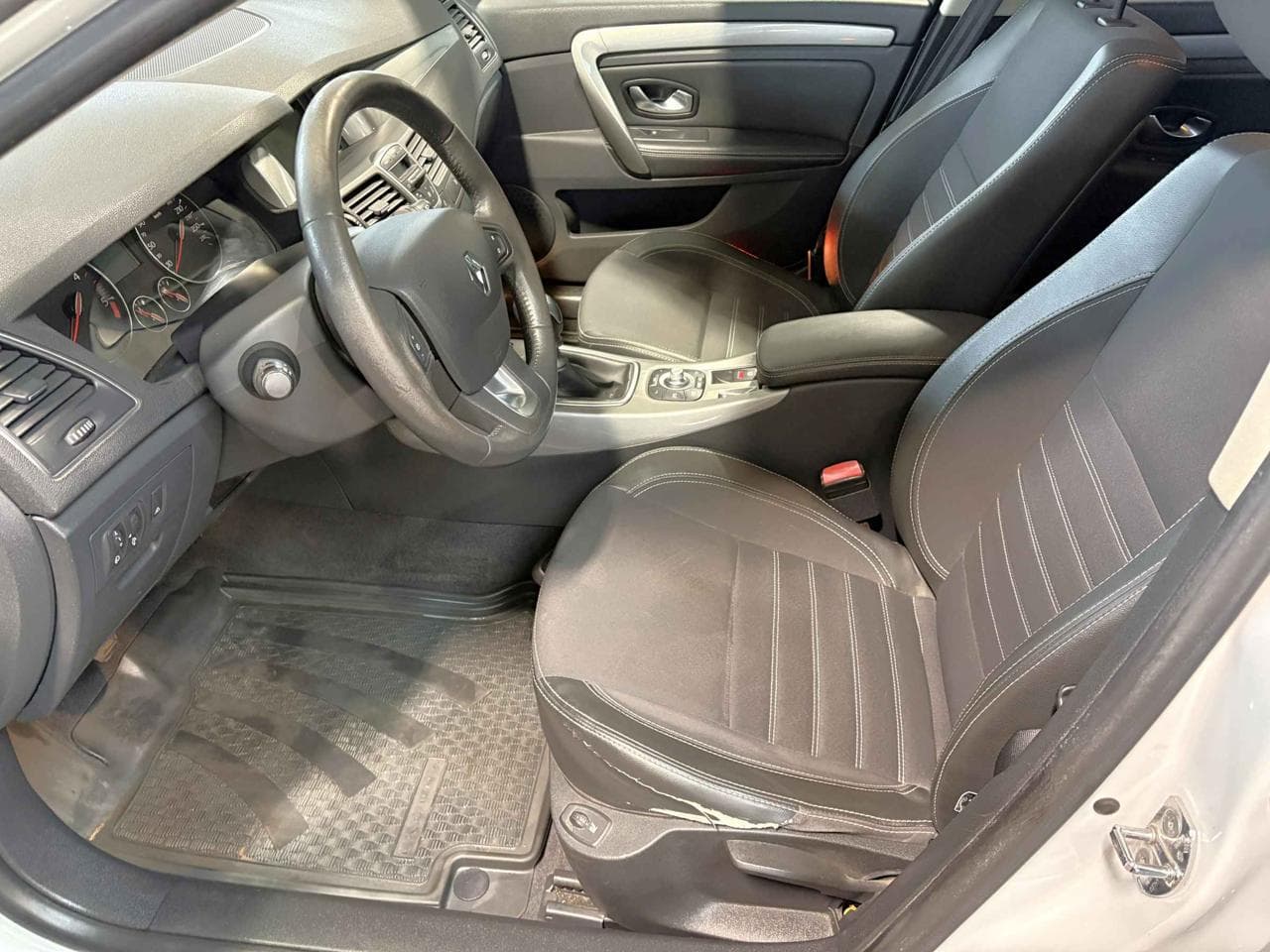 2011 Renault LAGUNA - 9