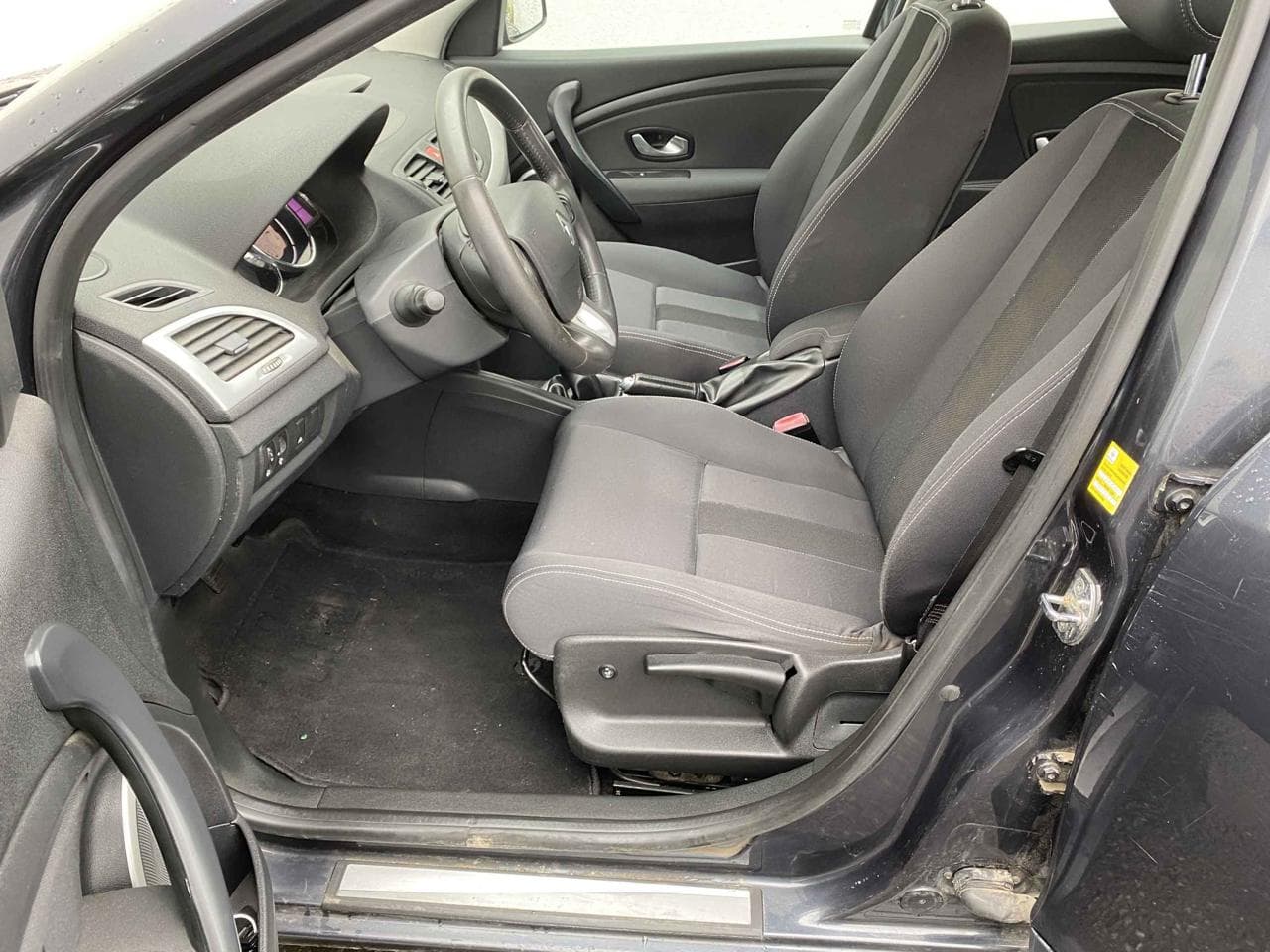2010 Renault MEGANE - 9