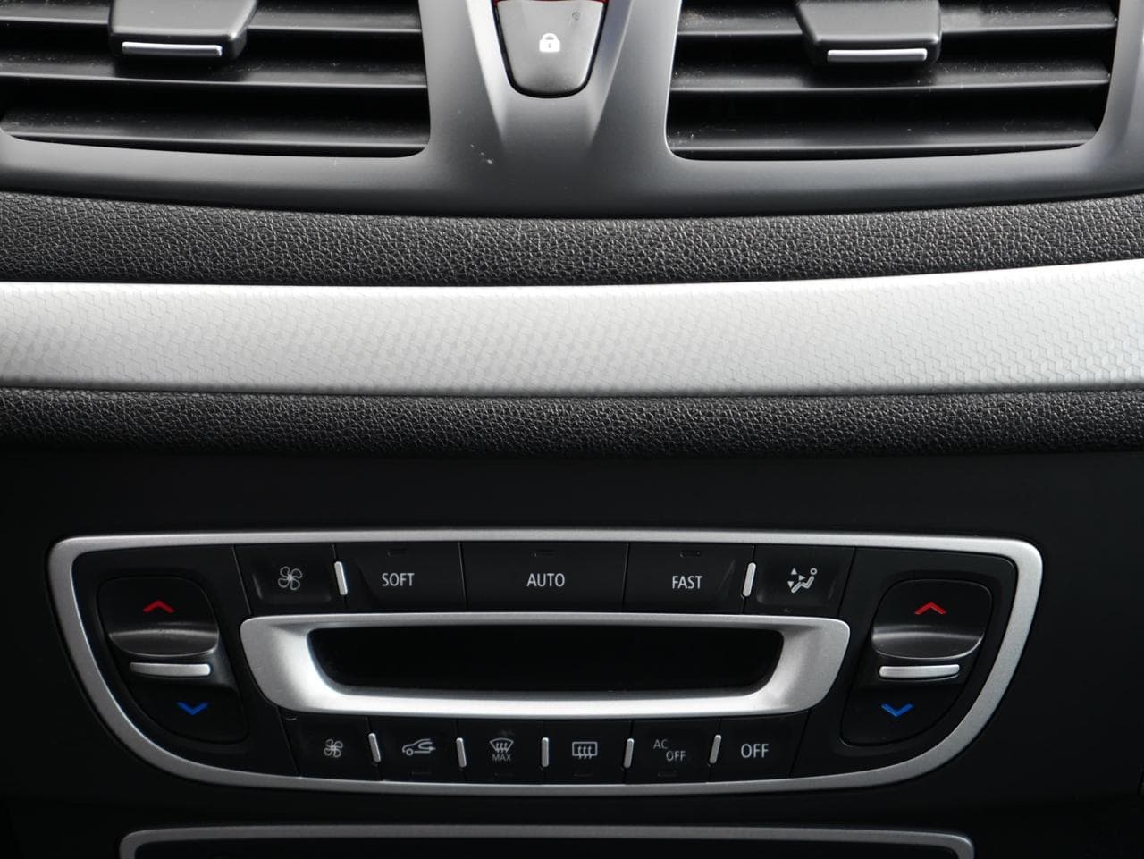 2011 Renault MEGANE - 11