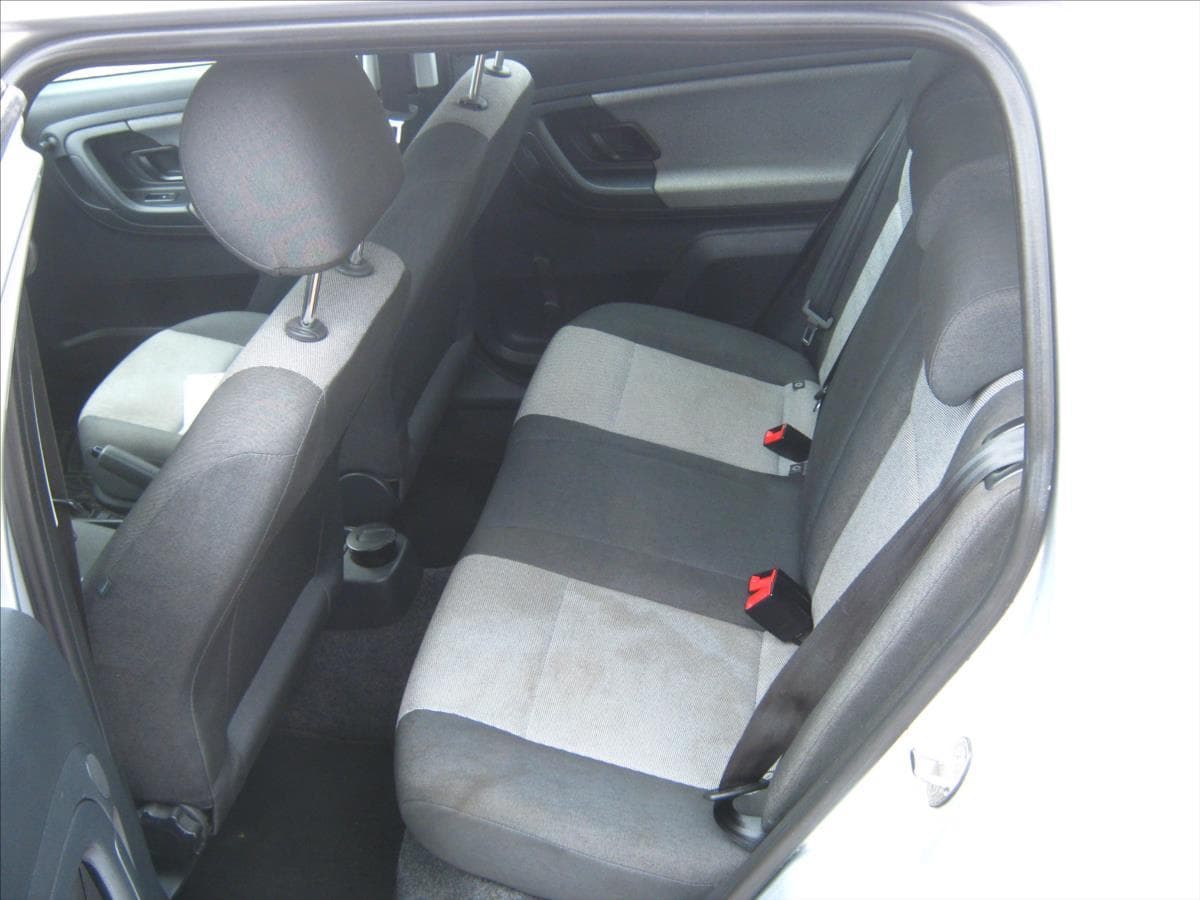 2010 Škoda Fabia - 11