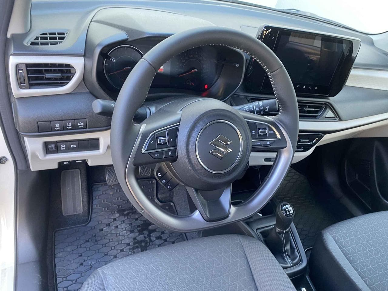 2025 Suzuki SWIFT - 12