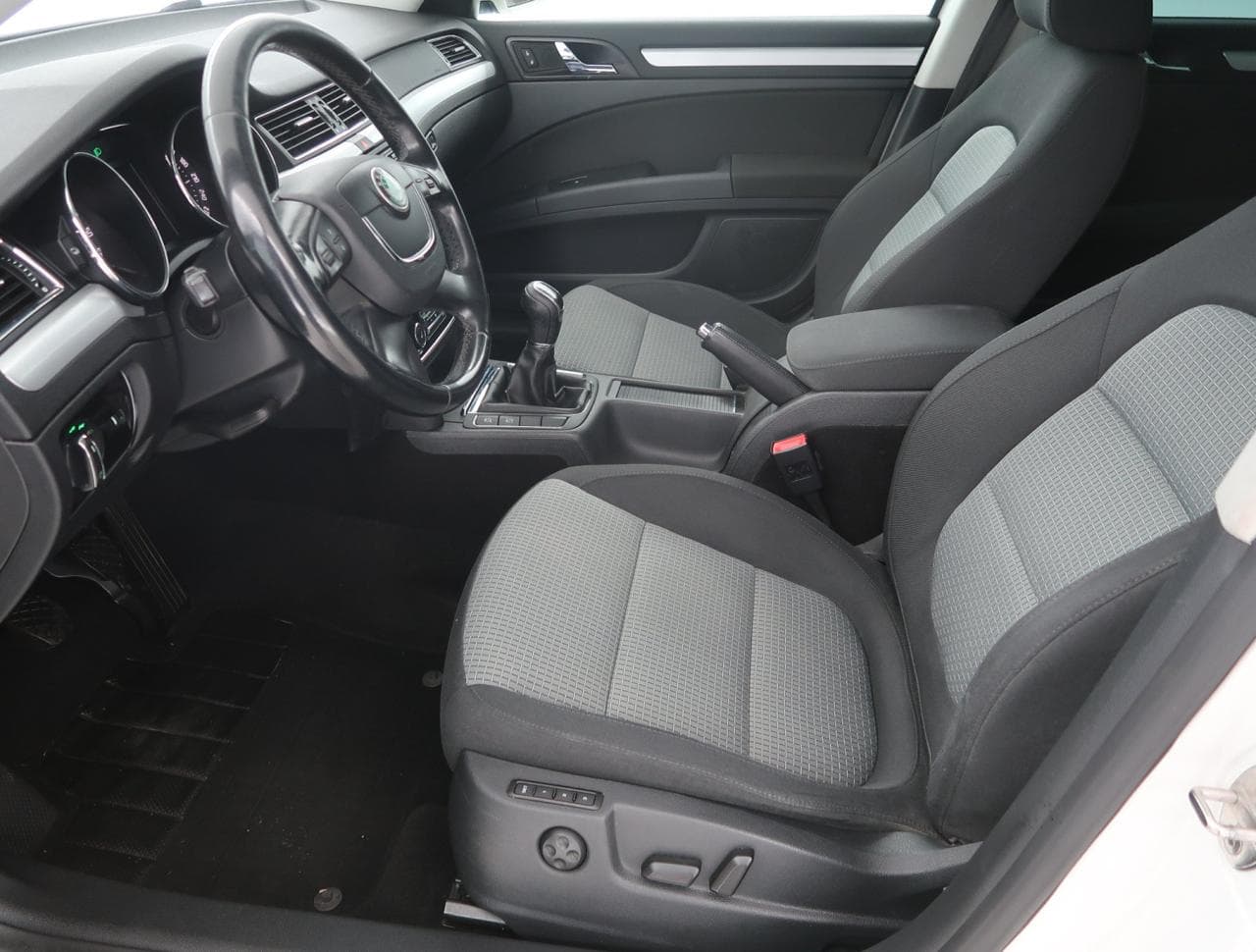 2011 Škoda SUPERB - 16