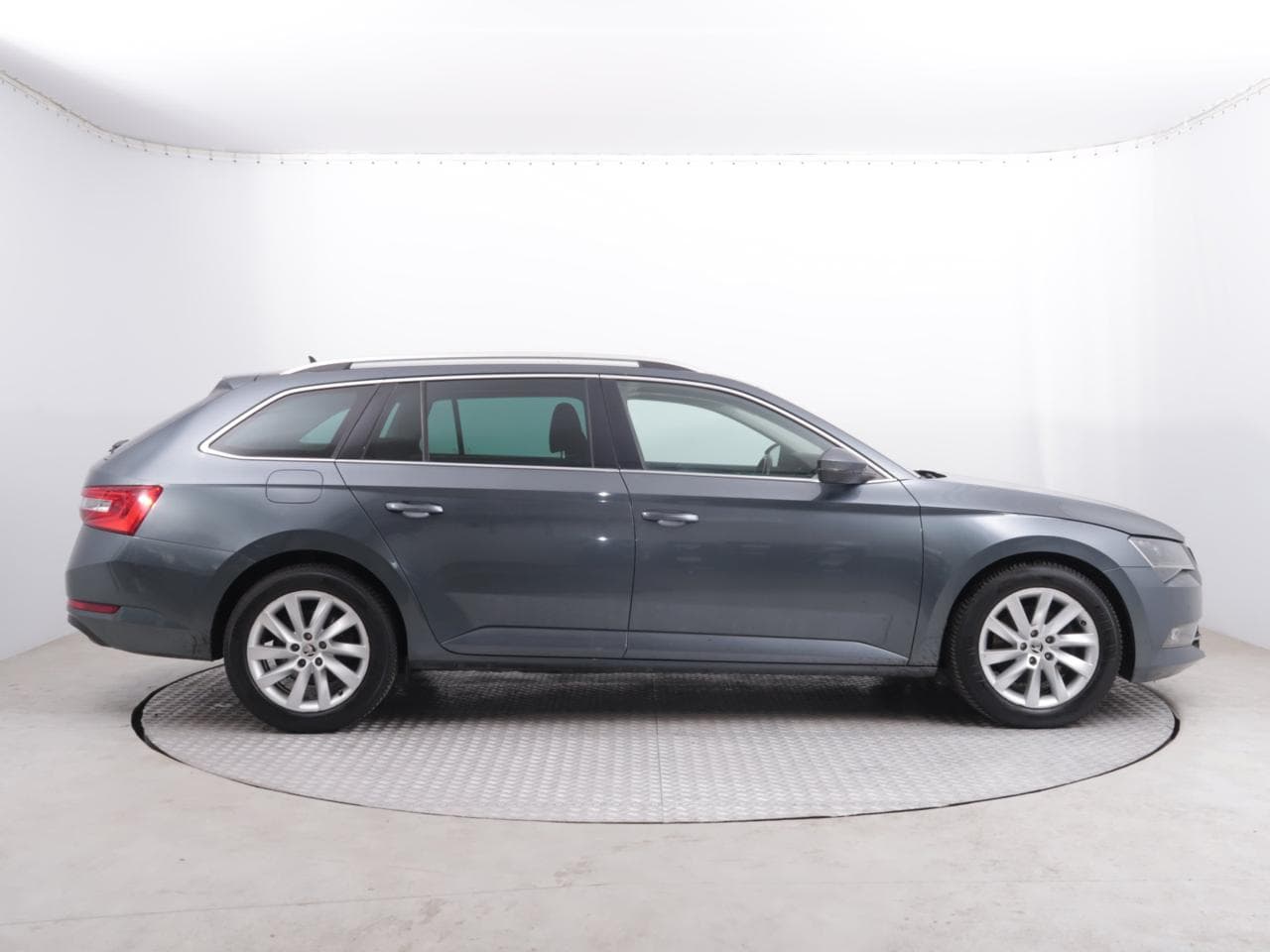 2019 Škoda SUPERB - 8