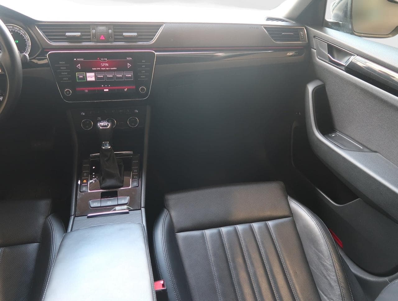 2018 Škoda SUPERB - 11