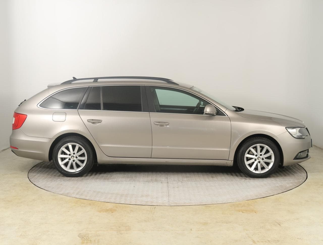 2013 Škoda SUPERB - 12
