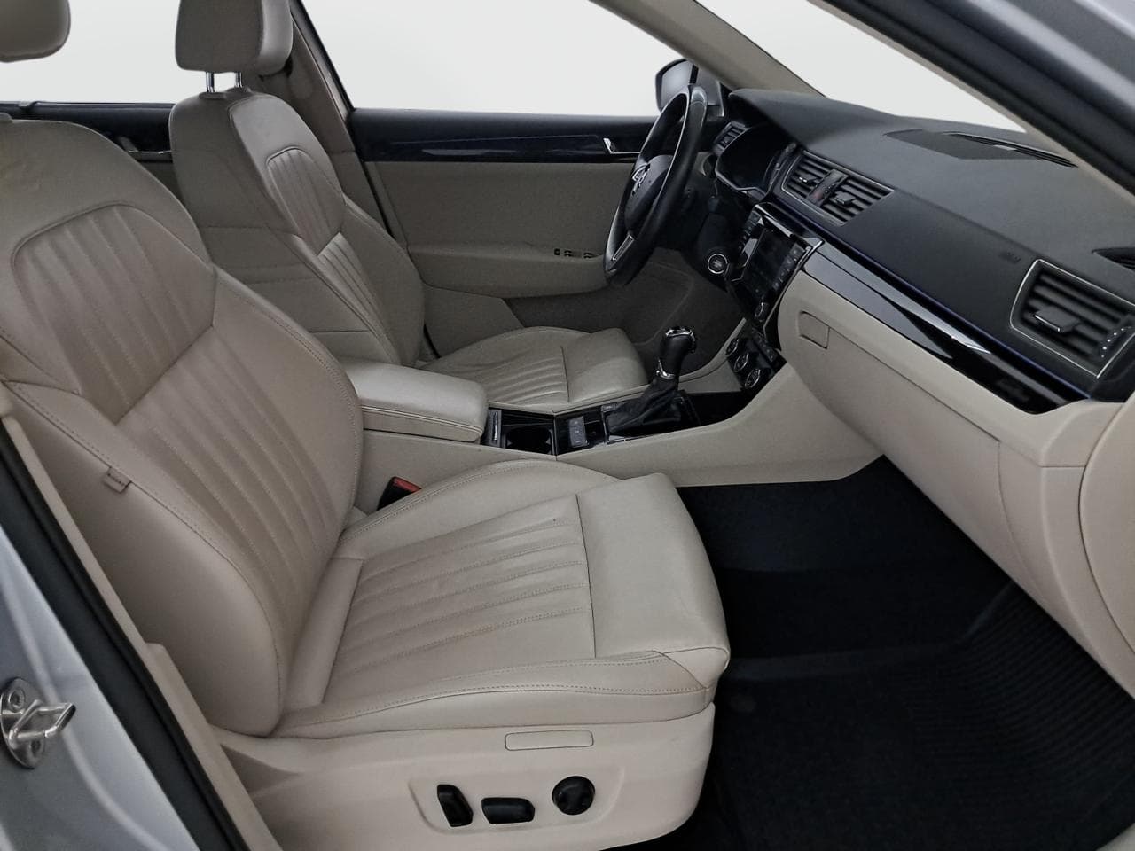 2016 Škoda SUPERB - 23