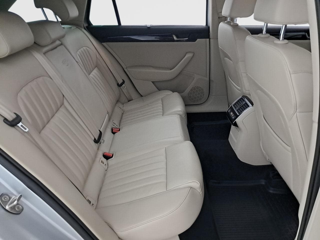 2016 Škoda SUPERB - 25