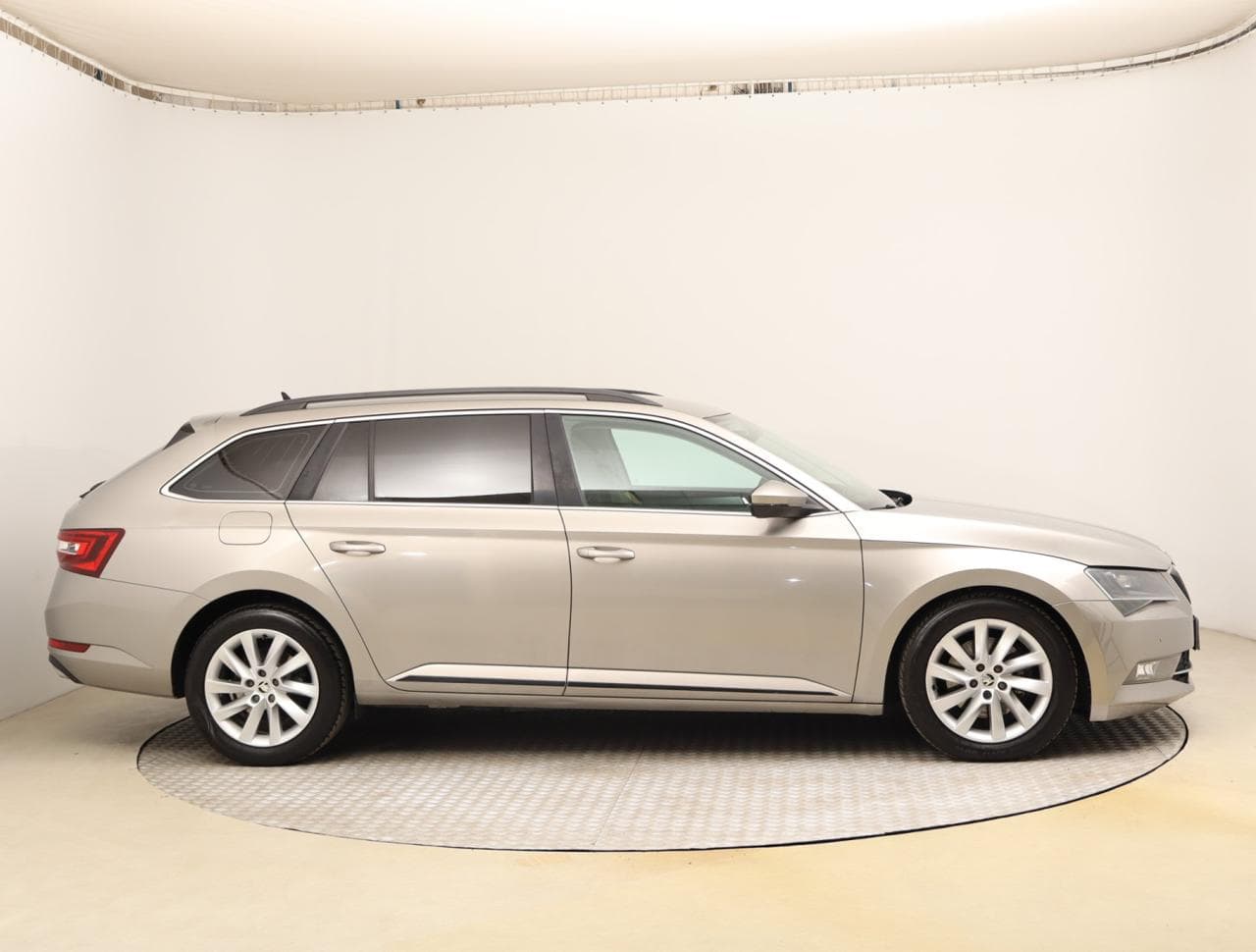 2016 Škoda SUPERB - 8