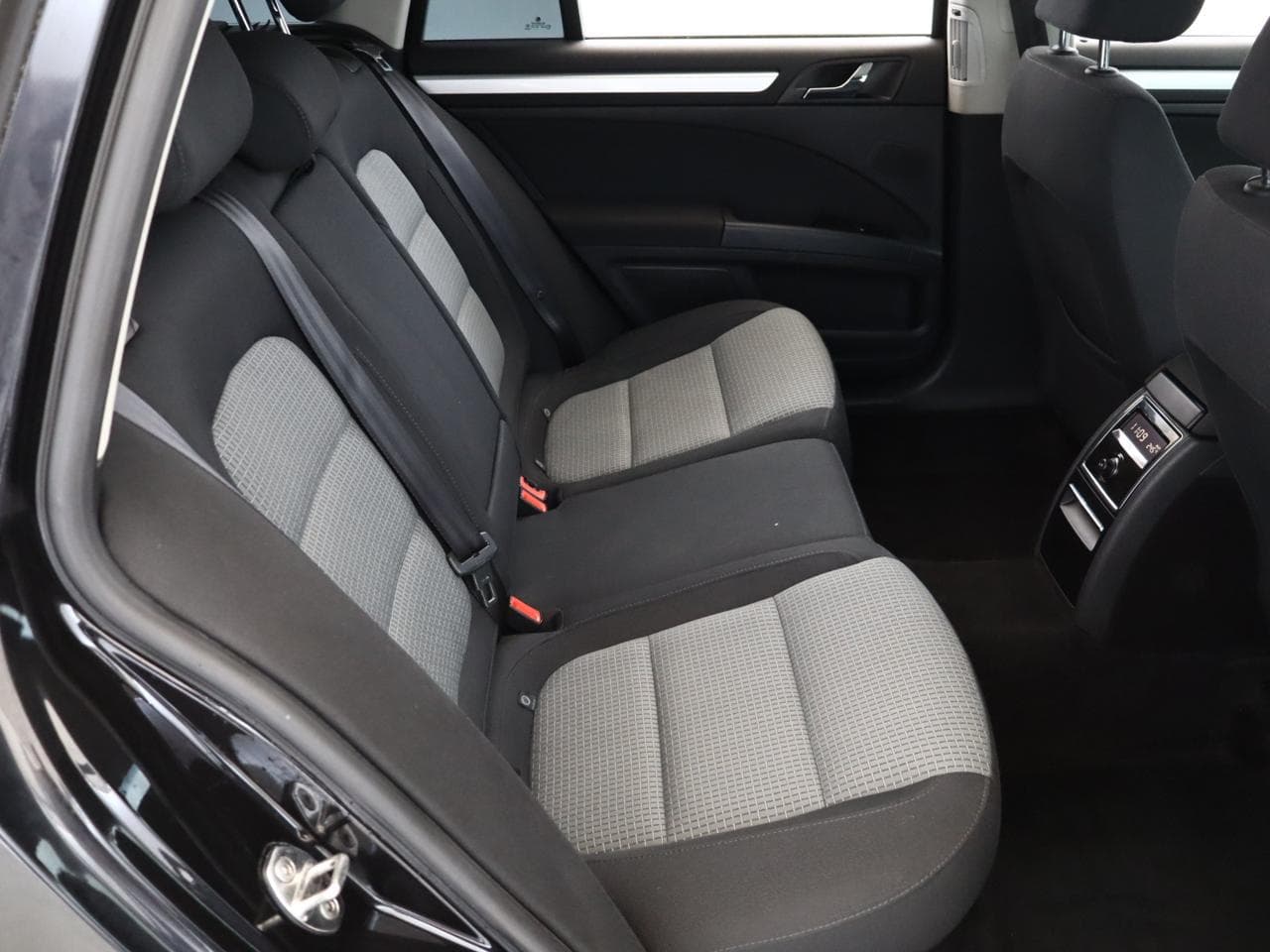 2011 Škoda SUPERB - 11