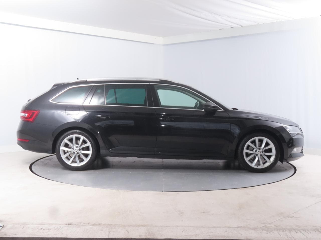 2018 Škoda SUPERB - 8