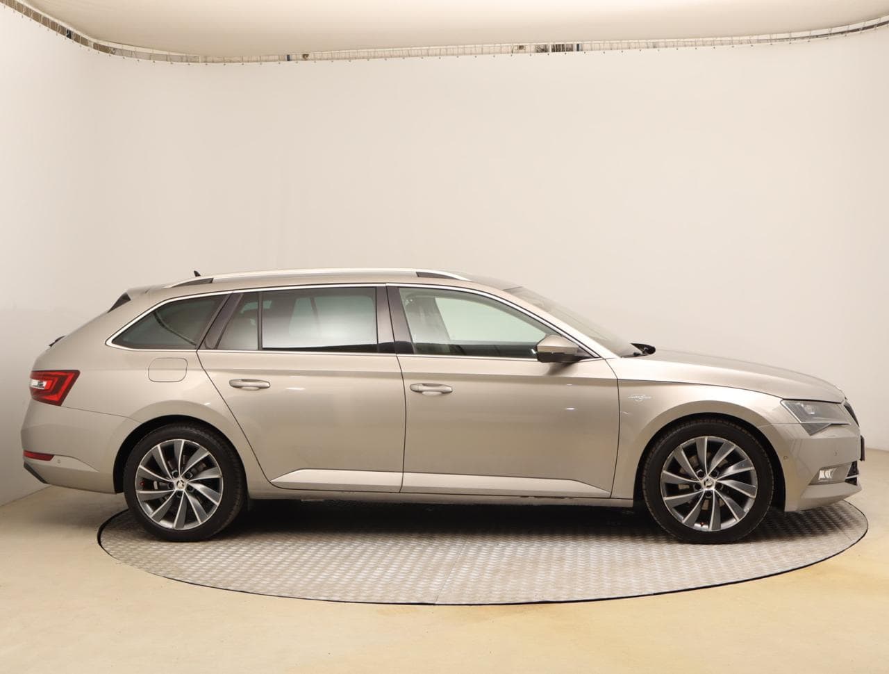 2018 Škoda SUPERB - 8