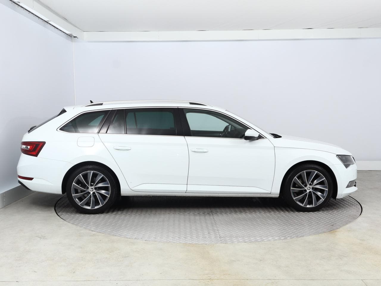 2018 Škoda SUPERB - 8
