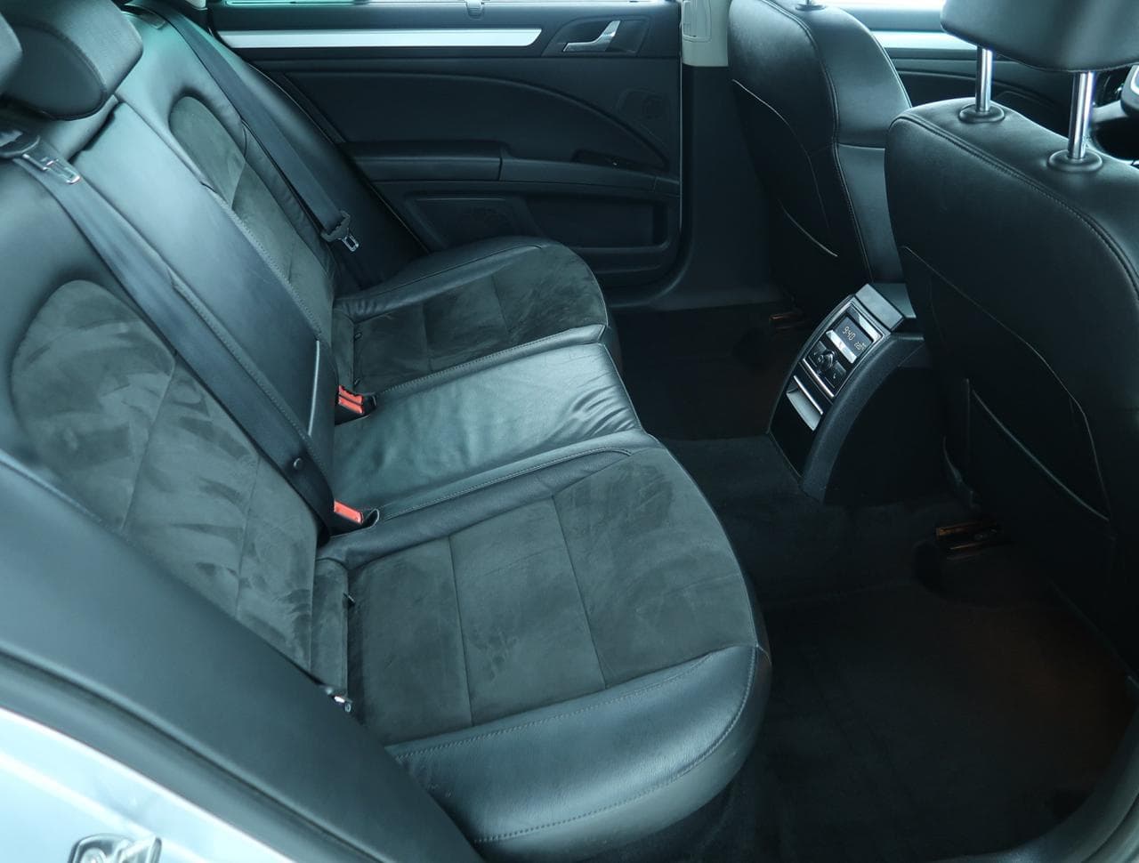 2011 Škoda SUPERB - 13