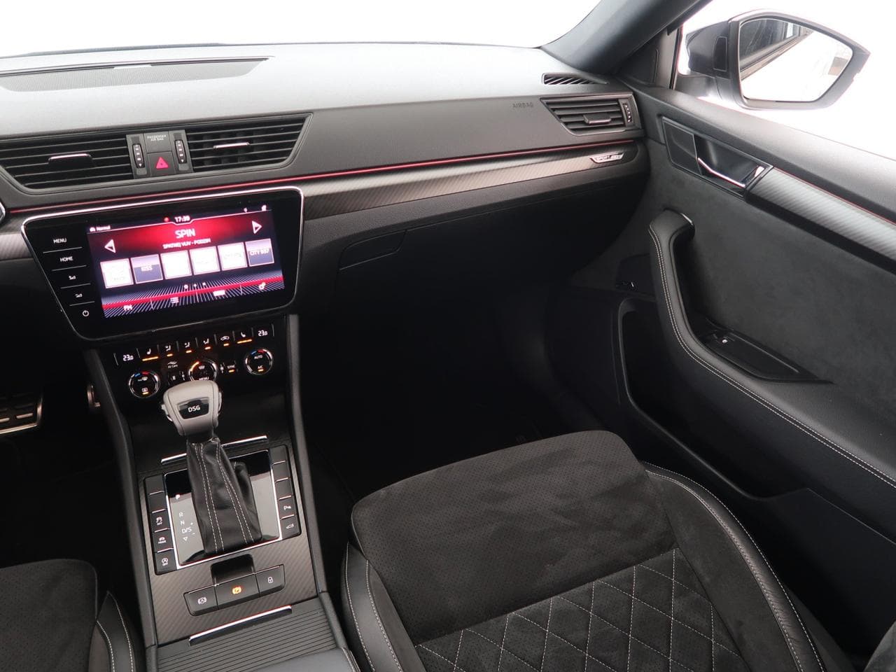 2020 Škoda SUPERB - 11