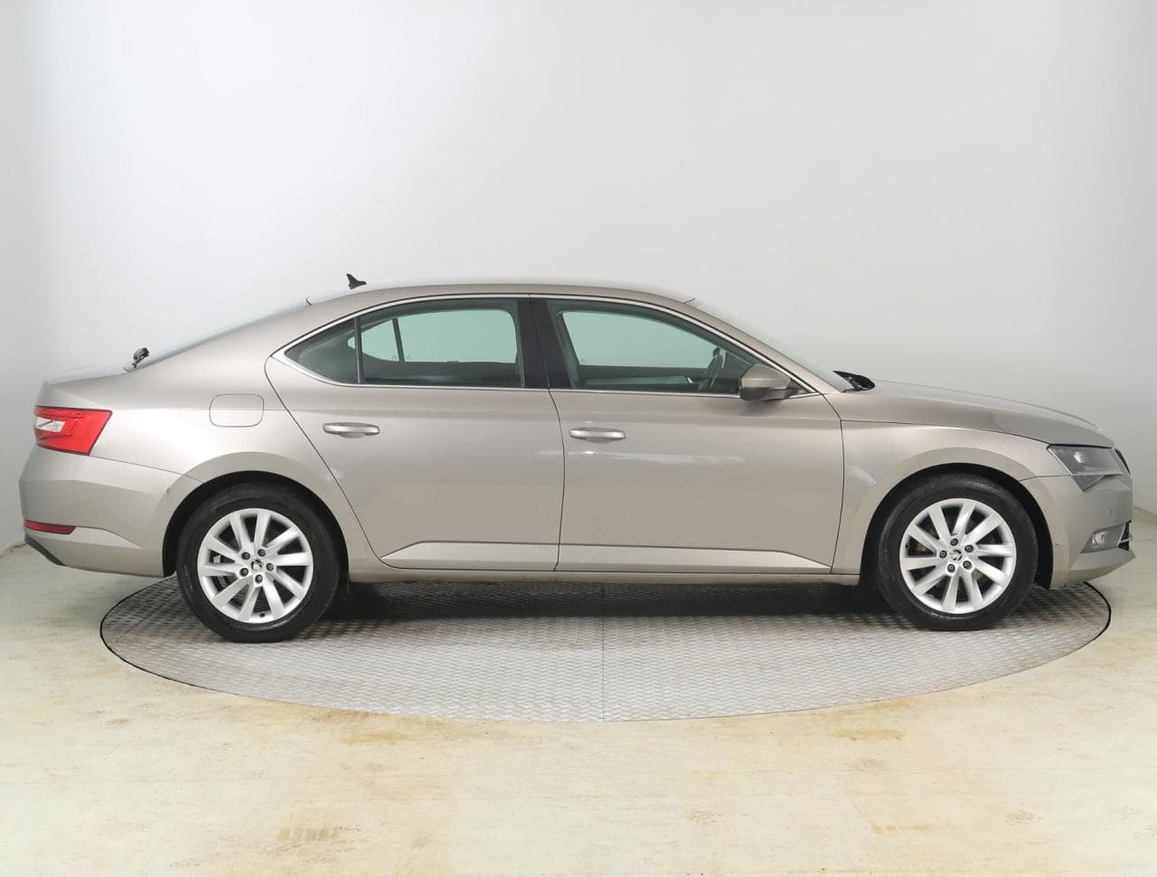 2015 Škoda SUPERB - 8