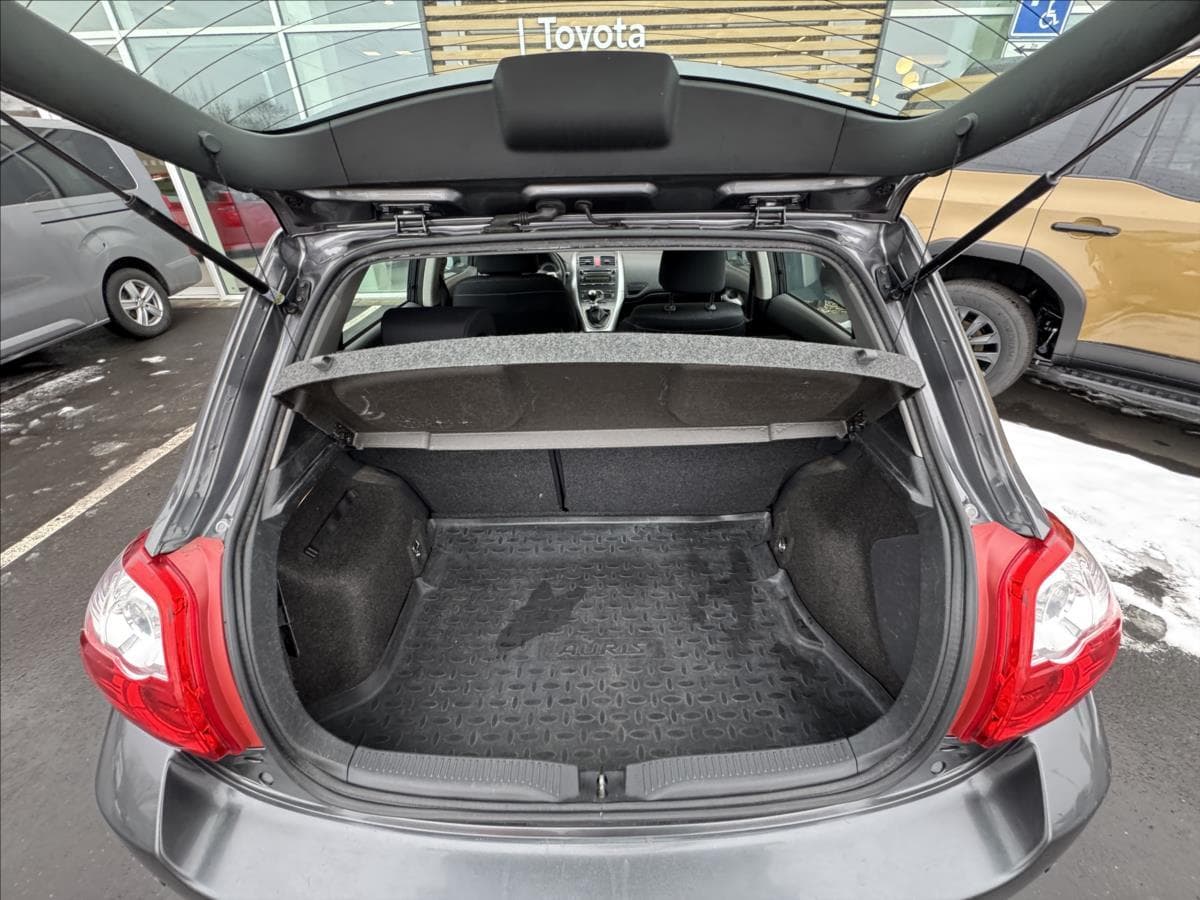 2011 Toyota AURIS - 12