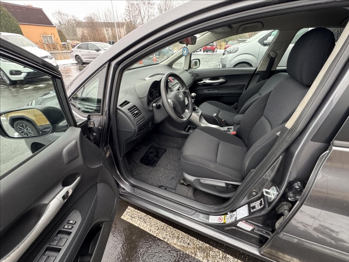 2011 Toyota AURIS - 9
