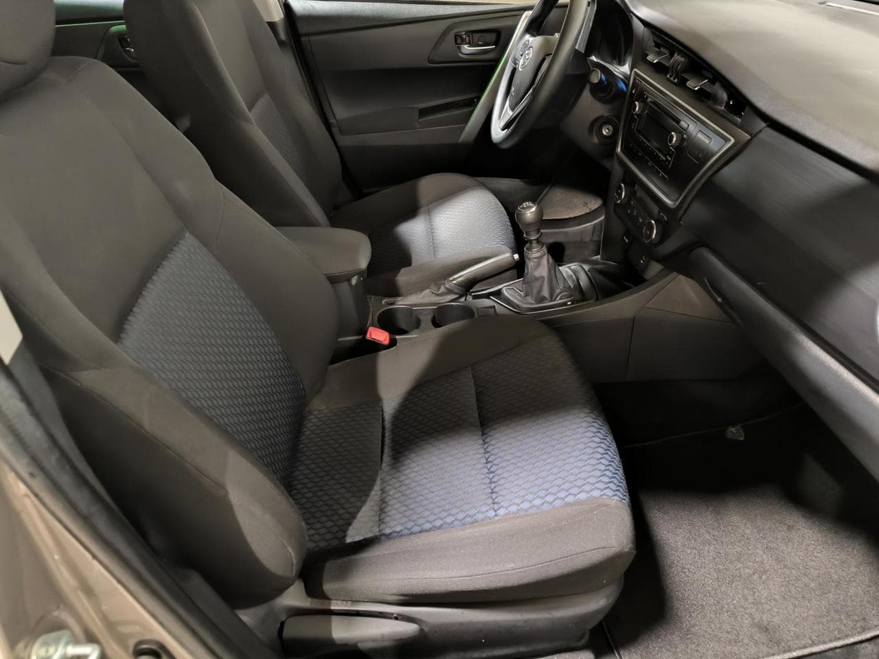 2015 Toyota Auris - 12