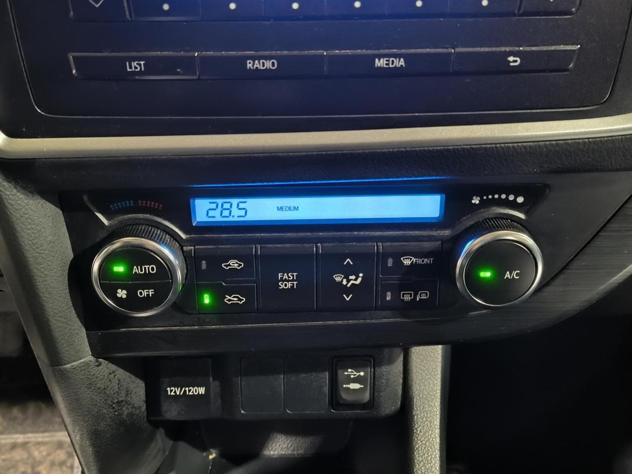 2015 Toyota Auris - 15