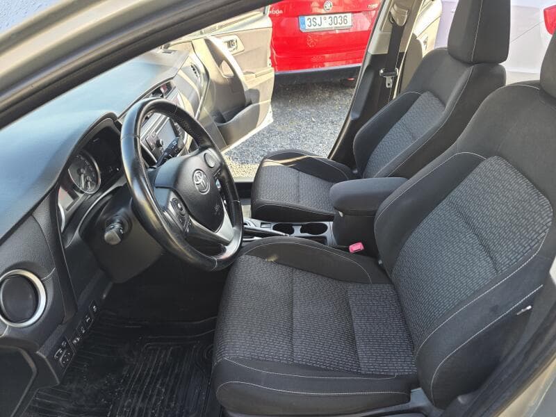 2015 Toyota Auris - 8