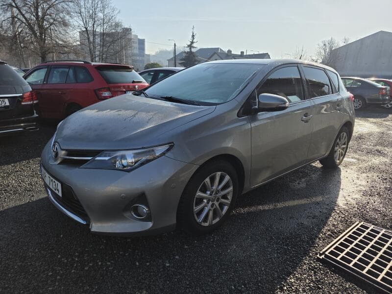 2015 Toyota Auris - 2