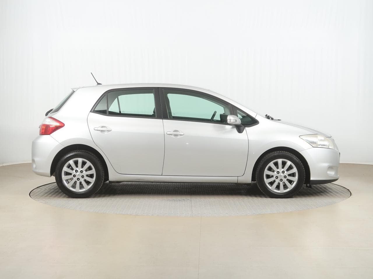2011 Toyota Auris - 8