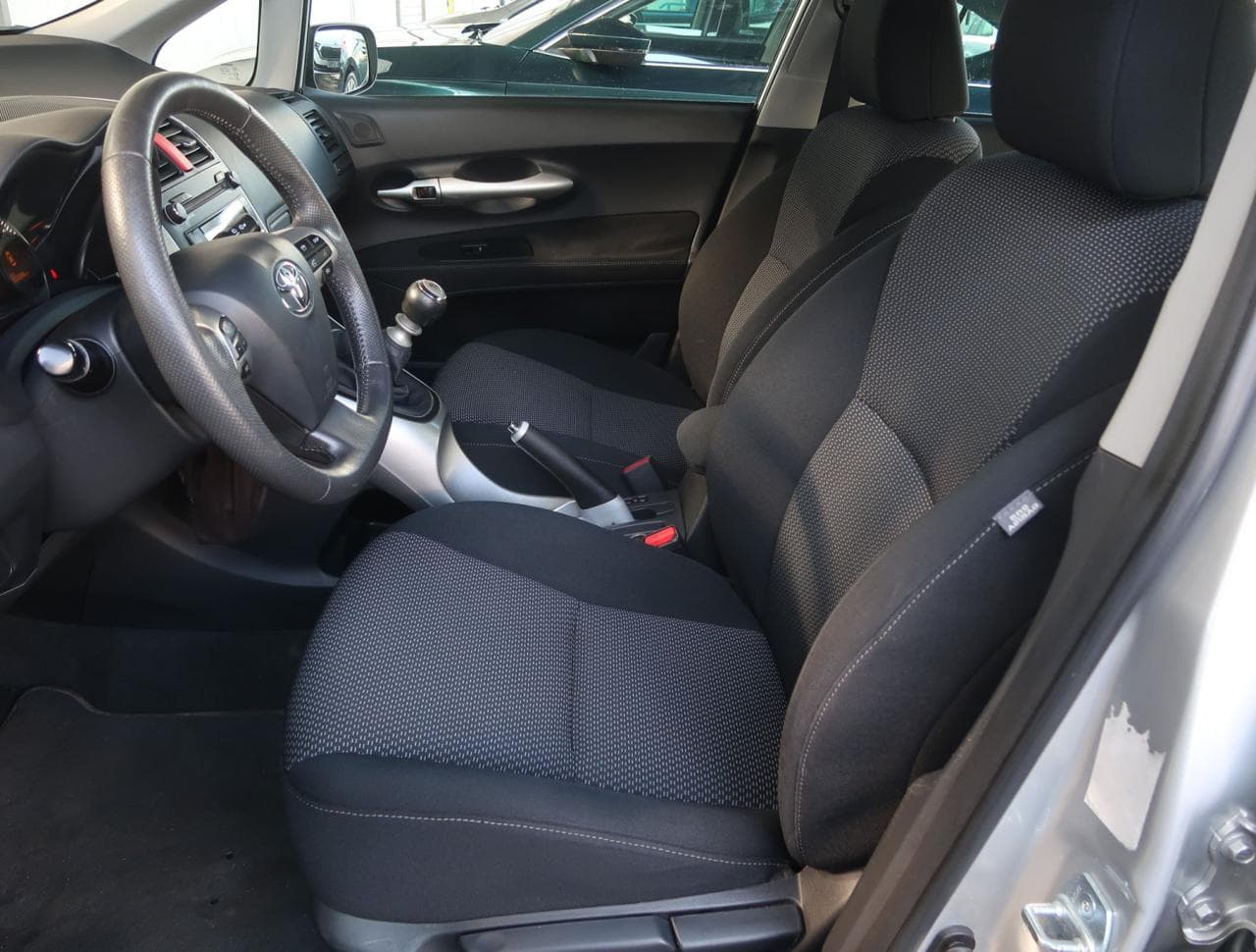 2011 Toyota Auris - 16