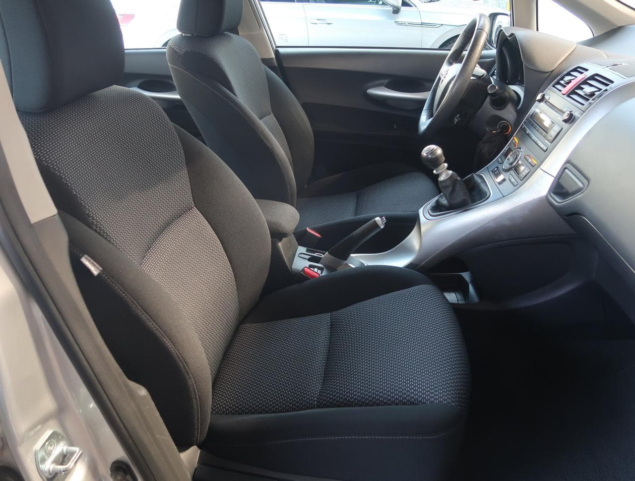 2011 Toyota Auris - 12