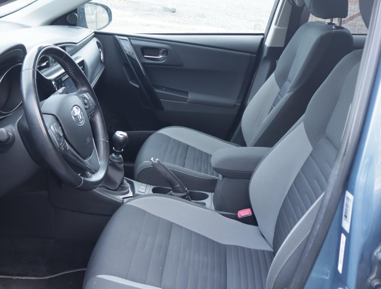 2016 Toyota Auris - 16