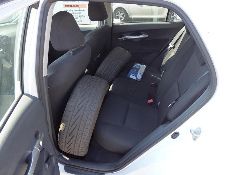 2010 Toyota AURIS - 8